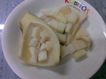 step2: 綠竹筍切半取出竹筍切丁放入殼內第一層加入沙拉