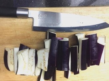 step1: 先將茄瓜切段，為更入味可在每段中間小小刻一刀。同一時間煮滾一煲水，加入白醋，再加入茄瓜。要令茄瓜外皮唔變紫，在烚軟過程需確保外皮向煲底，所以當茄瓜在滾水內轉，你就一定要用筷子把皮轉向煲底直至茄瓜變軟身就馬上撈起瀝乾並放入冰水冰鎮。