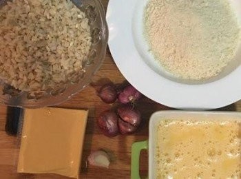 step1: 昨晚的剩飯(圖片裡是糙米飯)用手捏散備用。紅蔥頭和蒜頭切小細丁,全蛋打散備用。起司片捲成柱狀後切成約一截手指大小備用。