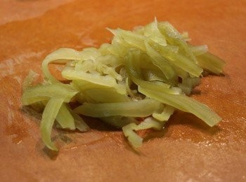 step2: 先將花甲洗淨，用清水浸泡1小時，瀝乾水分。酸菜用清水浸泡1小時，再用清水冲洗乾淨，切粗絲，備用。