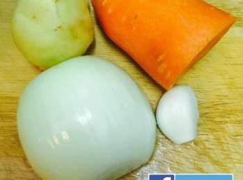 step1: 薑、約半個乒乓球大小的紅蘿蔔、半個洋蔥和蒜頭磨成茸或用攪拌器打成茸。剩下的紅蘿蔔和洋蔥切絲，露筍切段，備用。