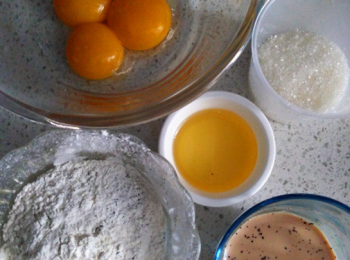 step1: 奶茶：
小鍋中放入30ml水煮沸，倒入伯爵紅茶後熄火，蓋上蓋子燜3分鐘，加入牛奶，煮2~3分鐘，然後過篩，不夠60ml的加點牛奶，冷卻備用； 
低粉和紅茶過篩備用；
分離雞蛋，蛋清送入冰箱冷凍至邊緣結冰後取出。