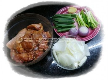 step2: 青葱分開頭尾部分(葱白及葱段)；乾葱切一半，備用。