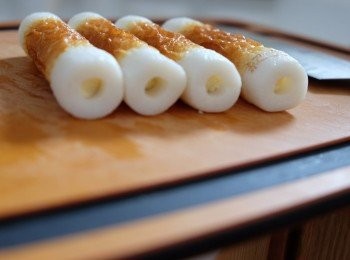 step1: 片裝芝士切長條，疊起來成長條狀，切一半，分別將芝士條塞進兩端的獅子狗小洞中。