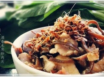 step1: 将软瘦肉用腌料(盐少许，生抽半茶匙，麻油一茶匙，蜀粉适量)腌片刻，备用。