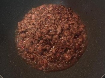 step8: 接著放入約1/3杯的水煮滾。