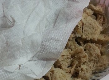 step4: 將烤麩撕成件或用較剪剪成一件件,用廚房紙索乾水份(必須索乾,防止去半煎炸時有油彈出)