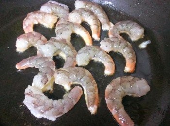 step3: 用少許的橄欖油煎至二面金黃約 七 分熟起鍋備用~