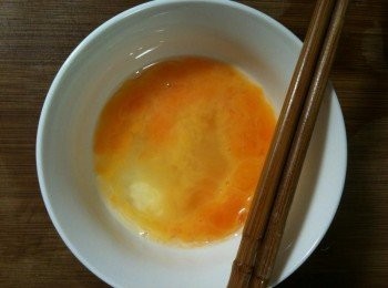 step2: 將蛋稍微打散備用（蛋不要打太散，因為有蛋白的白色和蛋黃的黃色交錯，比較美觀）。