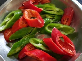 step6: 青紅辣椒去籽切件備用