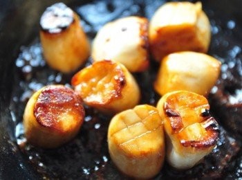 step5: 讓杏鮑菇外層吸收醬汁到稍微收乾，就成了素干貝