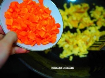 step4: 4.將紅蘿蔔先下鍋炒。