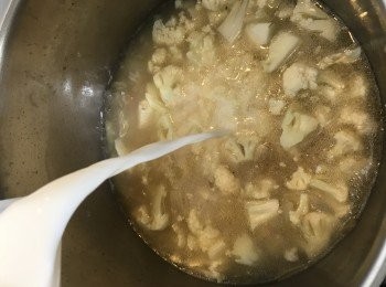 step3: 當白米被煮至熟及軟身后，加入牛奶及芝士。再煮5分鐘, 調味。