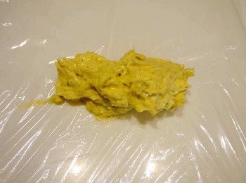 step5: *鋪一張保鮮膜在桌上，把奶油放在中間。