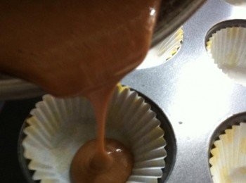 step4: 這時可以預熱蒸爐。
取出烘焙紙杯，把麵糊倒入8分滿。