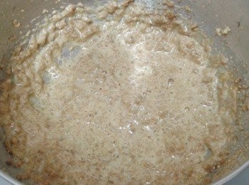 step2: 另一個碗，用打蛋器打發牛油至軟身，加紅糖拌勻。，再下一顆蛋及黑糖蜜拌勻