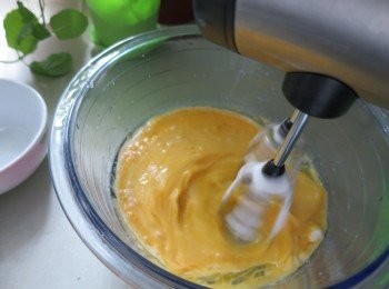 step12: 將蛋黃5隻,糖霜20g,牛奶70g,菜油50g用電動打蛋器拌勻(此刻可以先預熱焗爐180度)