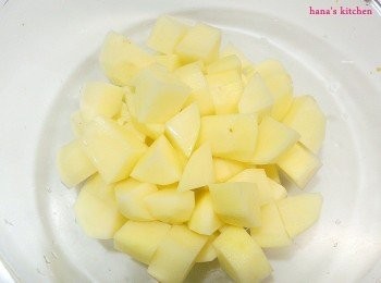 step1: 馬鈴薯洗乾淨後切成小塊.放進可微波的大碗中.600w8分鐘（如果沒微波爐的朋友可用蒸的）