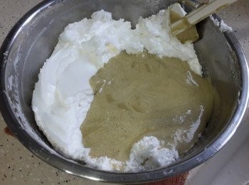 step8: 將混合了旦白霜的綠茶面糊，加入剩餘的旦白霜內。