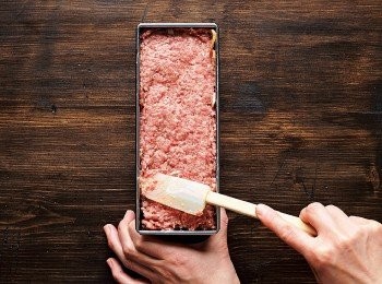 step5: 4.再放入剩下的1並抹平表面，將模型置於桌上輕敲幾下，排除內部空氣。