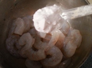 step2: 急凍蝦仁解凍後用1茶匙生粉刷洗乾淨後,再沖水洗淨