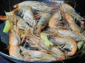 step3: 炒到有點偏紅後，加入酒跟水，將蝦子煮熟，起鍋前下鹽調味