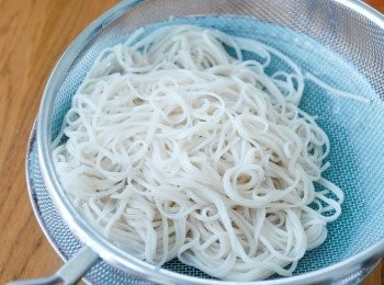 step1: 將麵煮熟，用開水沖一沖，放在碗內備用