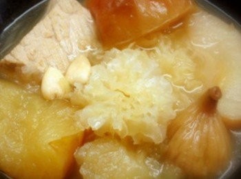 step3: 轉中火煲15分鐘， 連湯連料一齊放進燜燒壺中，