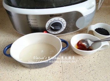 step6: 蒸粟米時將麵粉 , 蜜糖及水放入碗內拌勻 , 韓式辣椒醬加入少許油拌勻備用