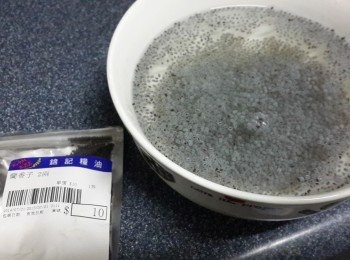 step1: 先將蘭香子加入滾水中浸15分鐘至發大，隔水再過一下滾水