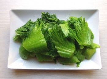 step3: 另準備一鍋水,加入一匙鹽煮滾,放入切成塊狀的刈菜及一匙沙拉油,煮約30-40秒(刈菜變成鮮豔的翠綠色)馬上撈起,再用冷水沖一下做降溫(亦可準備冰塊水做冰鎮降溫),這樣可將刈菜的青澀味去除及保留蔬菜的翠綠色。