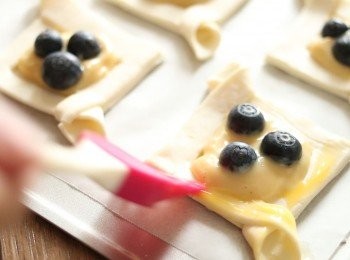 step13: 把雞蛋打散，在可見的酥皮上塗上蛋漿。