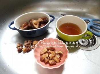 step6: 冬菇剪去蒂留用 , 冬菇水留起下次煲湯