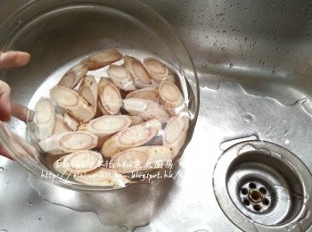 step4: 牛蒡斜切片後放入大碗用水沖一沖洗 , 再倒去水份備用