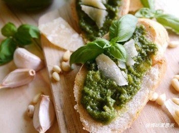 step4: <<同場加映>>青醬法國麵包
＊將法國圓棍麵包切片稍微烤過～
＊拿出後塗上一層青醬，灑上一點怕馬森起司。
＊再進烤箱烤個幾分鐘～