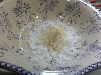 step1: 準備乾炸料 :  (所有材料預先攪勻):
生粉4湯匙  /
幼鹽1茶匙  /
胡椒適量  /
吉士粉1茶匙 （加色用，可免）