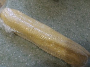 step2: 將麵團用保鮮膜包著放入雪櫃冷藏約30分鐘使麵團變硬。