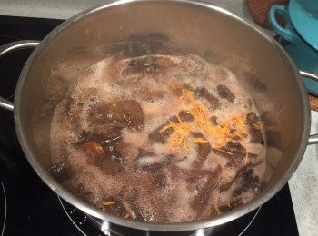 step3: 所有材料放入煲，煲兩小時