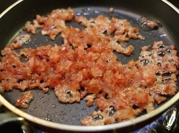 step2: 臘腸切碎，放入加了1湯匙的熱油中爆香，備用。