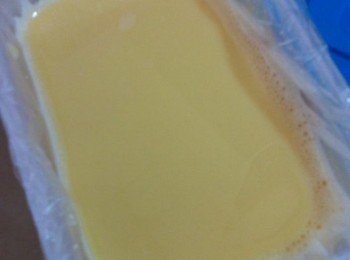 step3: 取出耐熱盒子【底部加入一層有耐熱保鮮紙】，將調好的蛋汁篩入盒子內，把鍋蓋蓋起來，大火蒸約2-3分鐘左右，然後把熱度調到最低，蒸約25分鐘左右，打開搖搖盒子，蛋汁凝固即可。