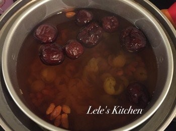 step2: 跳起後，將第一批的湯汁先倒到另一個大鍋子。