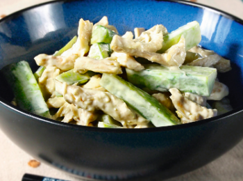 step4: 白芝麻在白鑊中烘香，灑在雞絲青瓜上，即成。