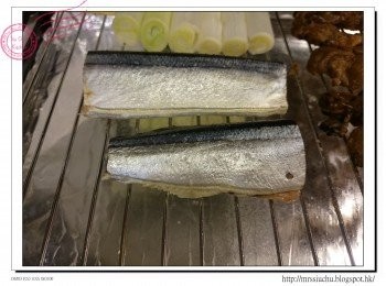 step2: 把烤架放在焗盤上, 噴少許脫膜油。把魚柳放在烤架上, Grill mode17分鐘。程式開始12分鐘後, 把魚柳反轉繼續烤。(或以平鑊煎兩邊至金黃色也可)