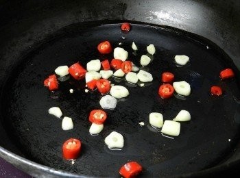 step6: 另起一鍋，爆香蒜片與辣椒丁