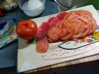 step1: 蕃茄用食用凍開水洗淨後,切薄片待用