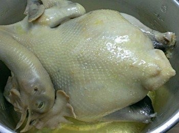 step4: 打開電鍋，雞的表皮蒸得很漂亮，底下的湯汁更是精華!!!!可以留一點湯汁淋在雞肉上，或是沾著吃，其餘的湯汁可以拿來煮湯喔!!!