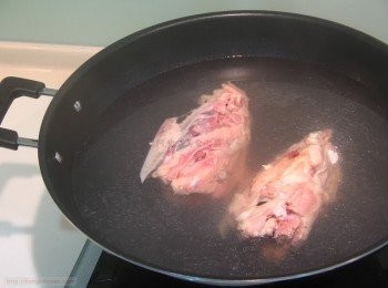 step1: *將雞骨用流水清洗幾遍，瀝乾。
*煮一鍋水至滾，將雞骨氽3分鐘去除血水和雜質。
*將雞骨取出，再用流水沖洗乾淨，瀝乾。