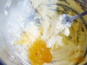 step1: 將奶油加海藻糖攪拌至微發白後，再混入果醬攪拌均勻