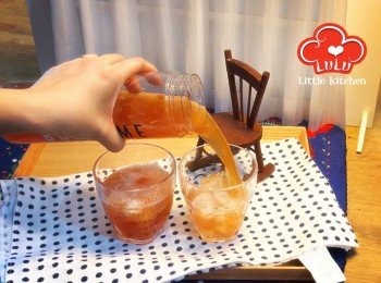 step10: 將冰塊加入杯中，倒入西柚蜜糖紅茶
