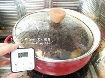step7: 用中火煮滾後蓋上蓋轉用慢火煮30分鐘
